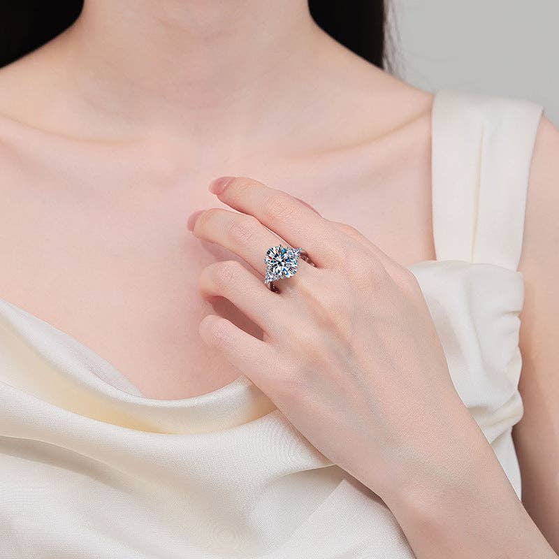 Oval-Cut Moissanite Engagement Ring in 925 Sterling Silver