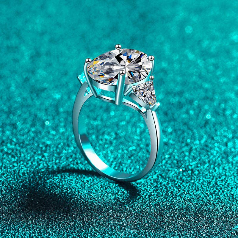 Oval-Cut Moissanite Engagement Ring in 925 Sterling Silver
