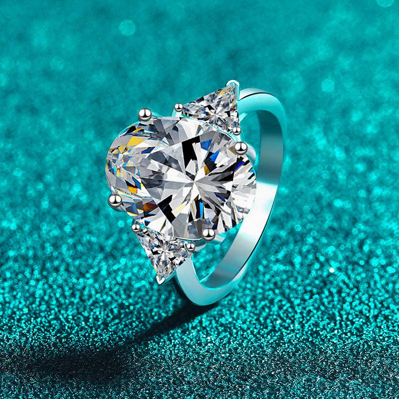 Oval-Cut Moissanite Engagement Ring in 925 Sterling Silver