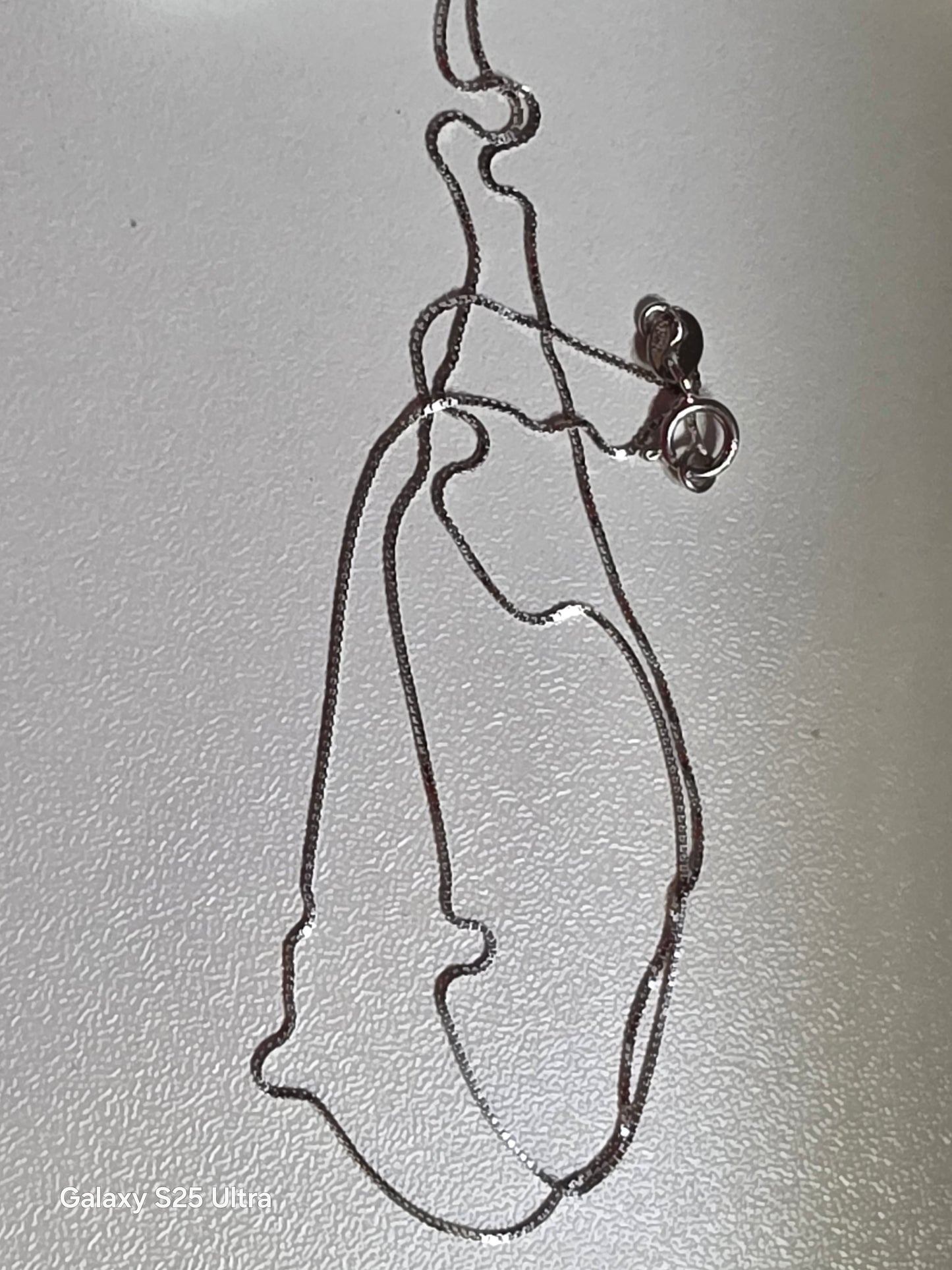 1065 18" Fine box chain for pendants.